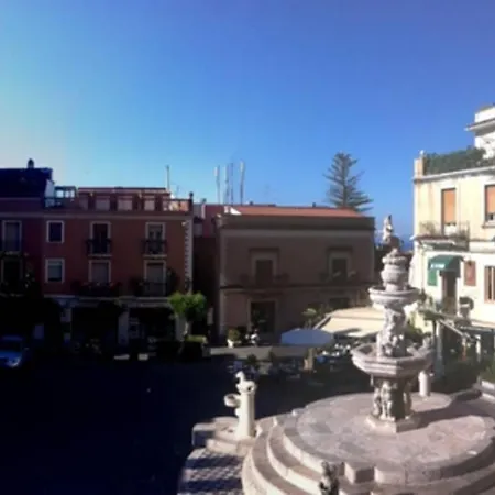 Casa Girolamo In Piazza Duomo タオルミーナ